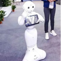 PEPPER機器人：商場導購 Hi-shop 未來店