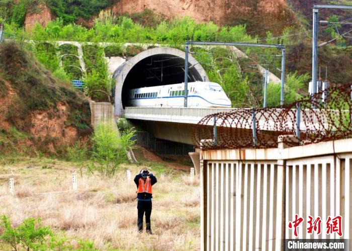 太原鐵路運(yùn)用無人機(jī)、衛(wèi)星導(dǎo)航等科技防洪減災(zāi)