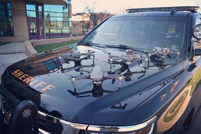 密歇根州肯特縣警方展示收到的4架大疆 Mavic 2無人機